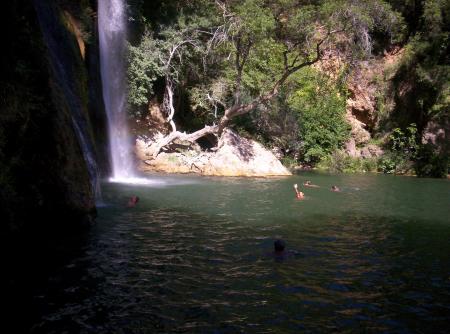 sa c moi a la cascade en vacance !! leau été tres froide et il y avai des serpent ptdr !!!